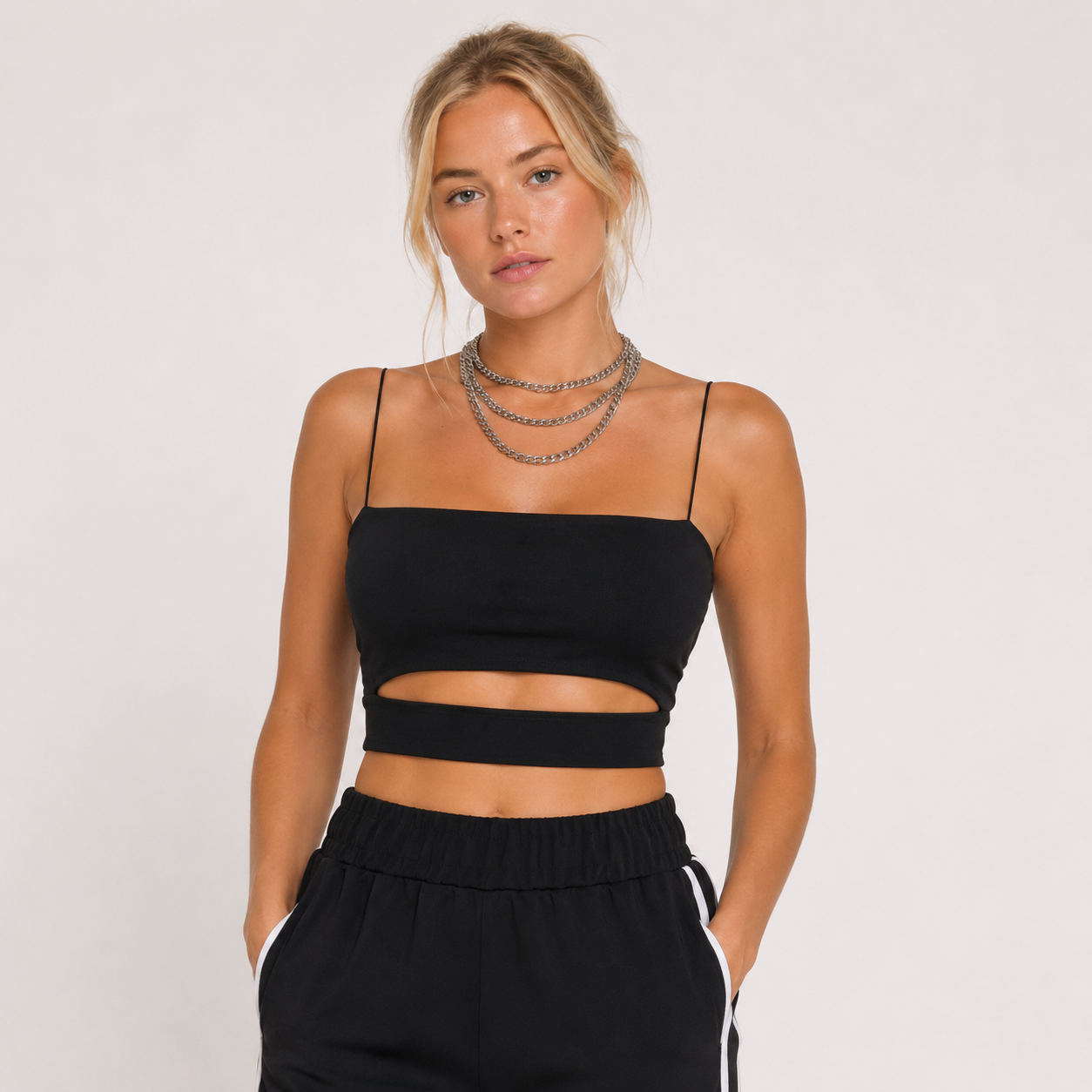 Crop Topp til Dame – Ermeløs Topp med Cut-out Detaljer – Svart