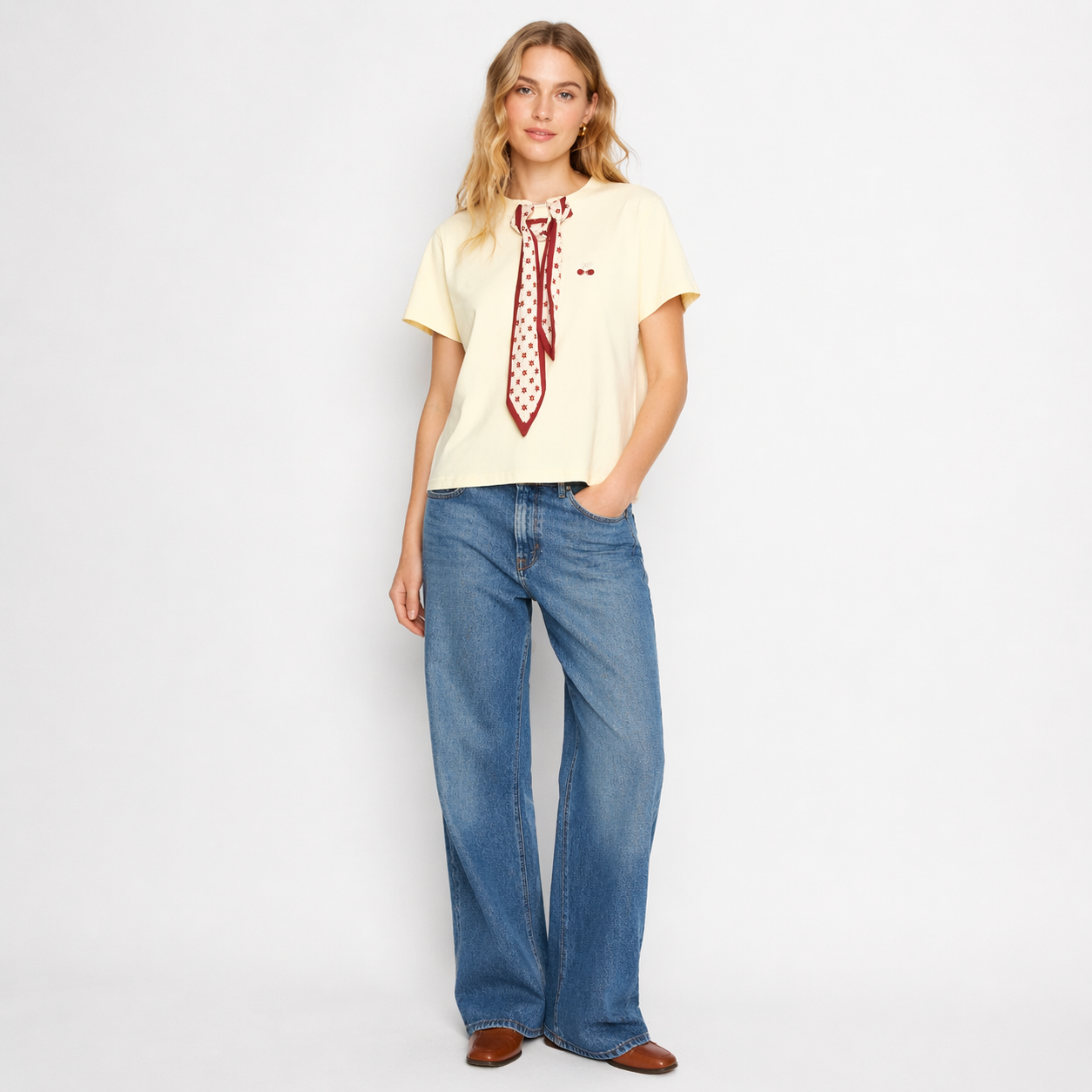 T-skjorte til Dame med Skjerfdetalj – Fransk Stil &amp; Elegant Sommerlook – Aprikos T-skjorter