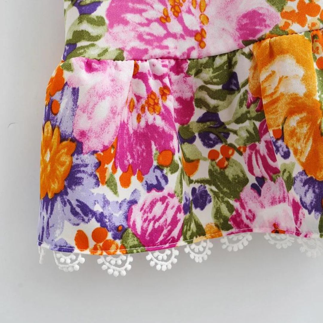 Blomstret sommerkjole med blondekant