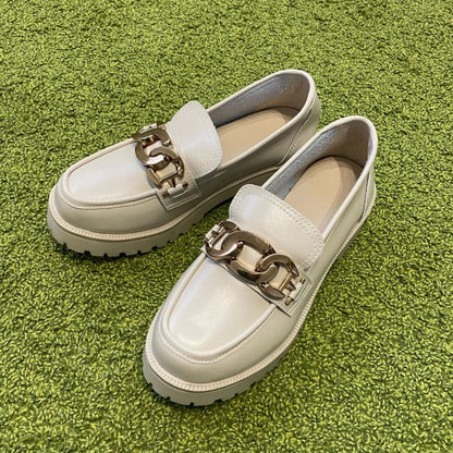 Klassisk loafer med kjededetaljer