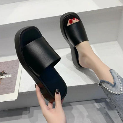 Minimalistiske slidesandaler med bred rem