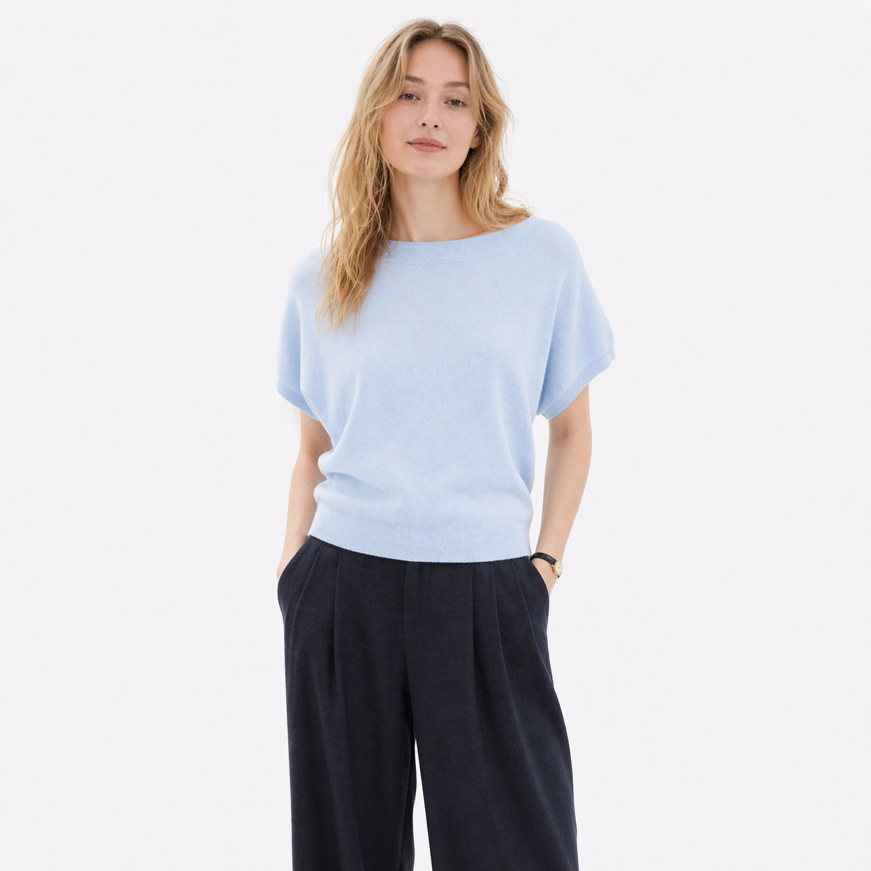 Off-Shoulder Topp til Dame – Blå Strikket &amp; Løs Sommerstil – Offwhite T-skjorte