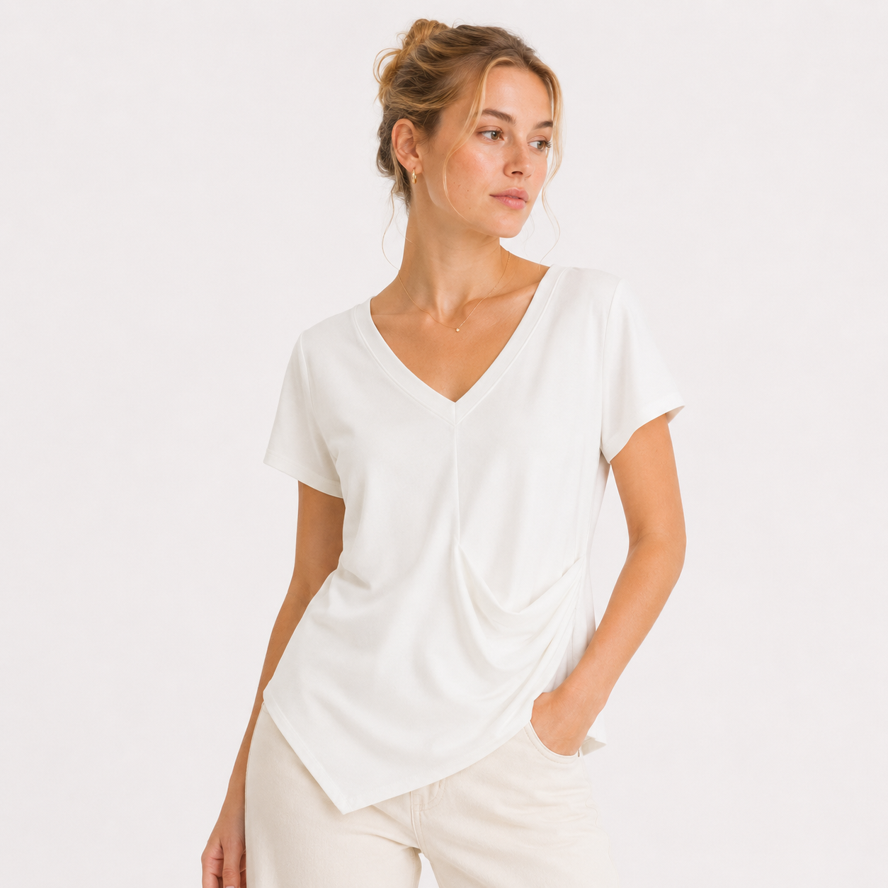 Figursydd Topp til Dame – V-Hals med Drapert Midje og Asymmetrisk Design – Svart
