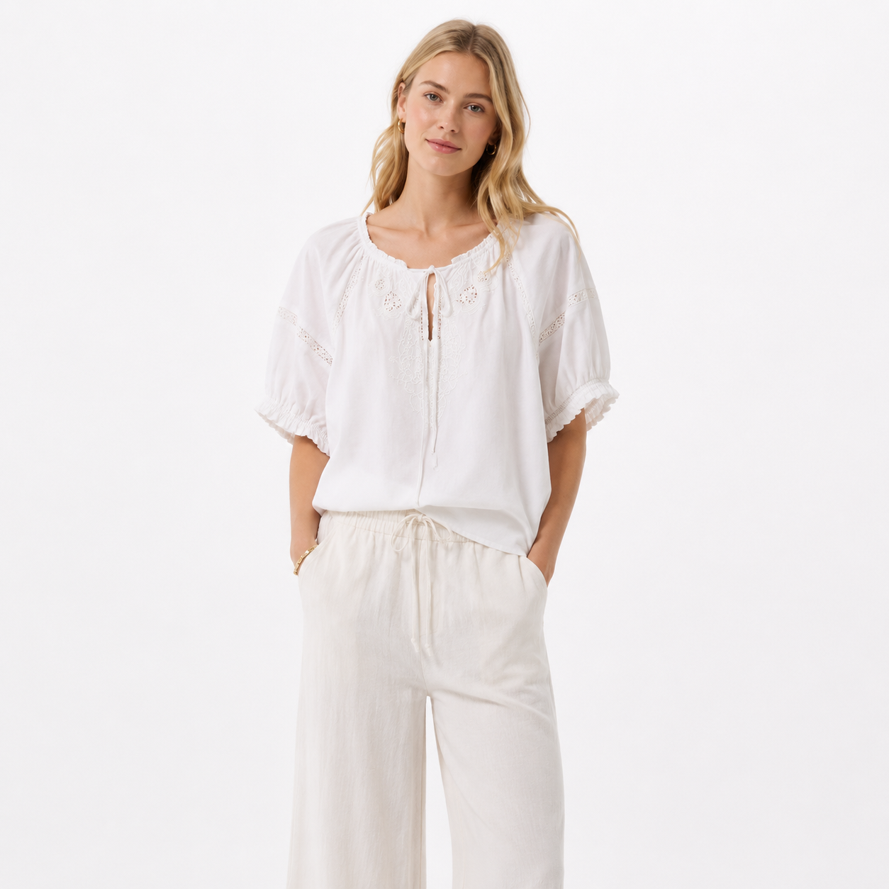 Linen-Bomullsbluse til Dame – Puffermet Sommerbluse med Broderidetaljer – Hvit