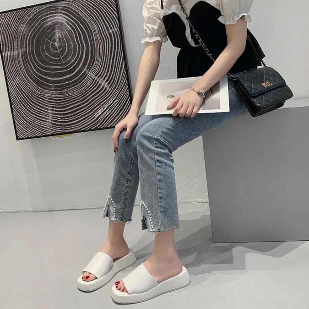 Minimalistiske slidesandaler med bred rem