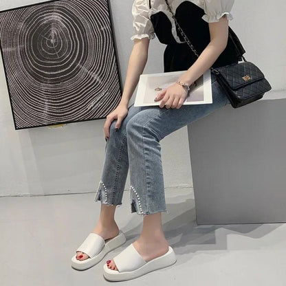 Minimalistiske slidesandaler med bred rem