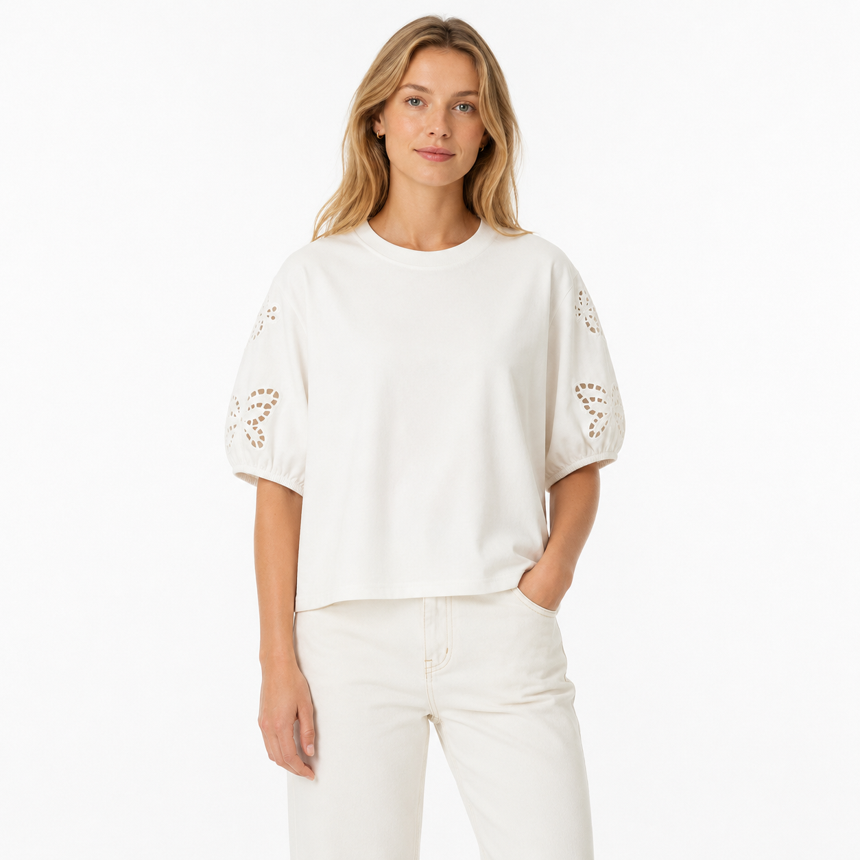 Hvit T-skjorte til Dame med Sommerfuglbroderi – Elegant Hollow Out Sommerstil