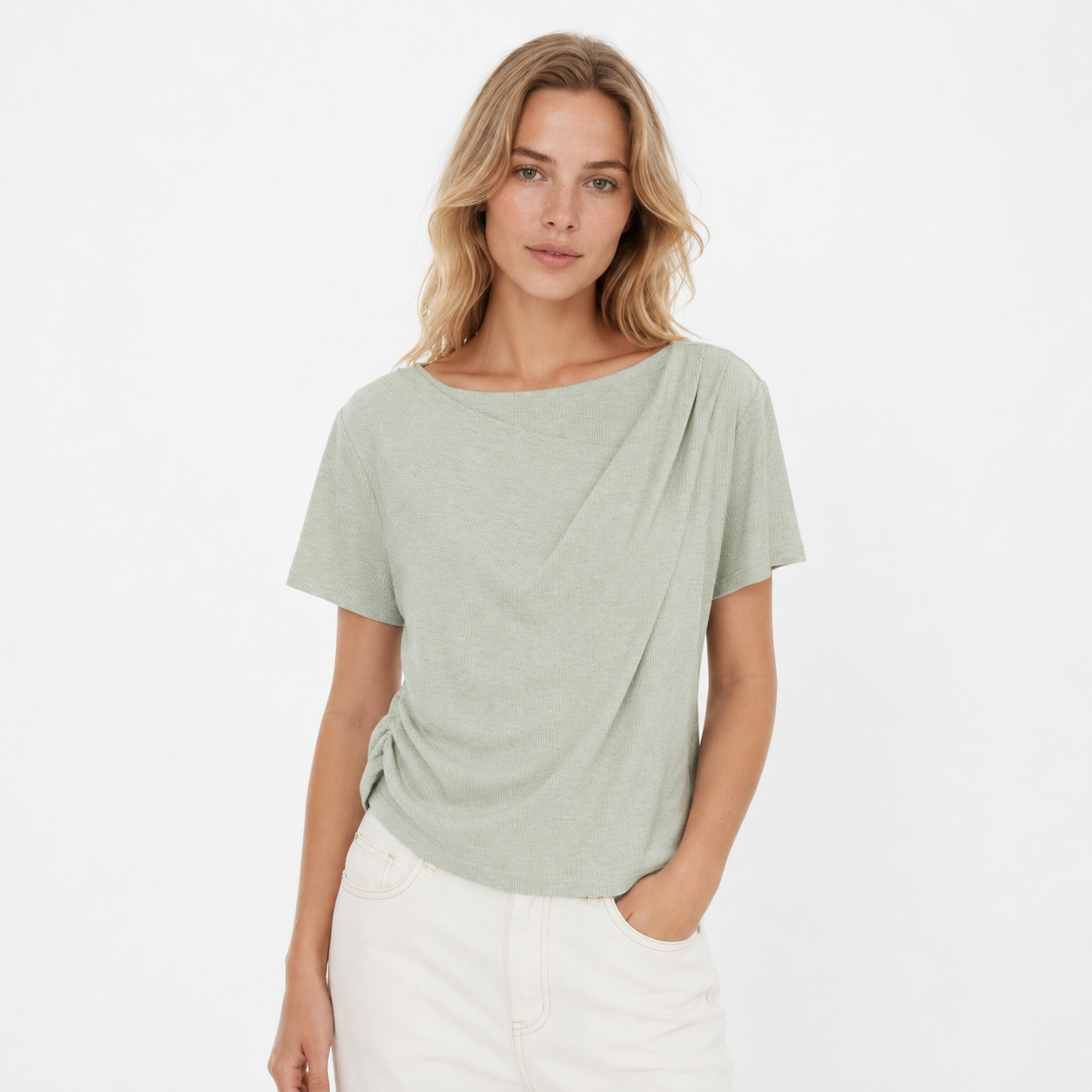 Grønn Asymmetrisk Topp til Dame – Elegant Sommer T-skjorte med Skew Collar – Lys Grønn T-skjorte