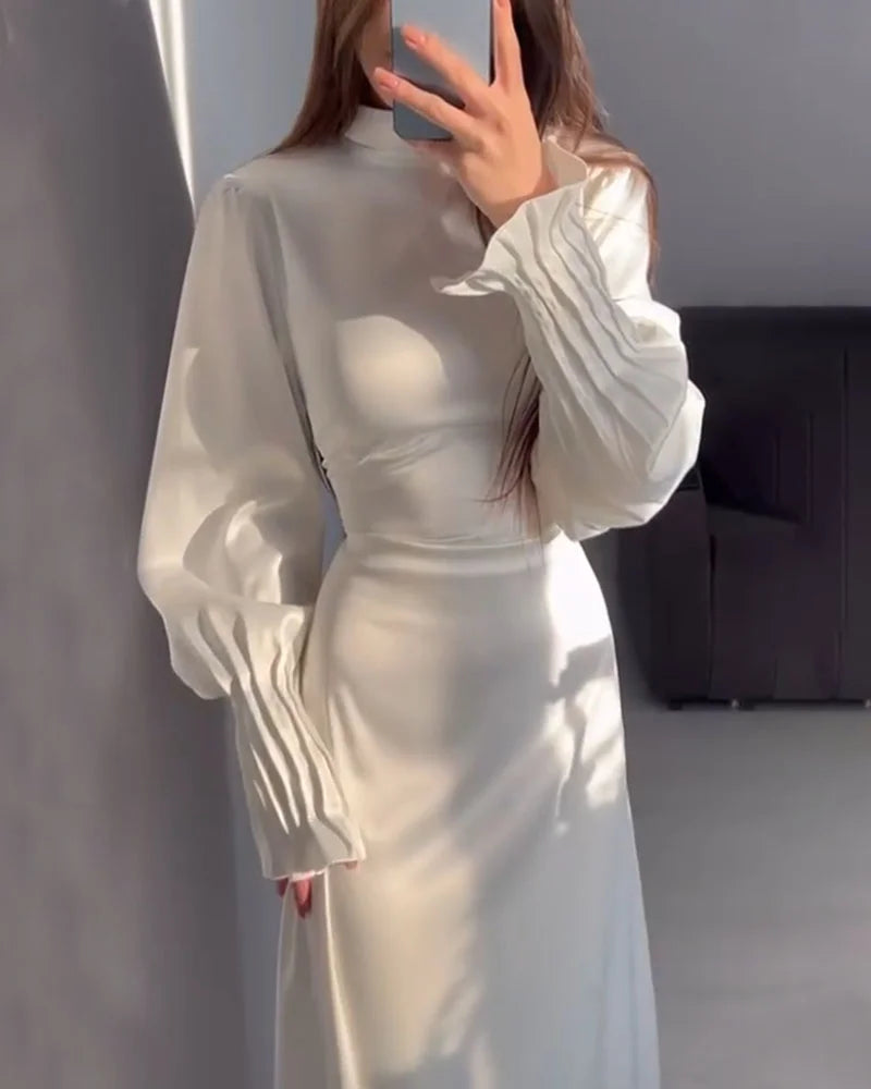 Elegant kjole med plisserte mansjetter