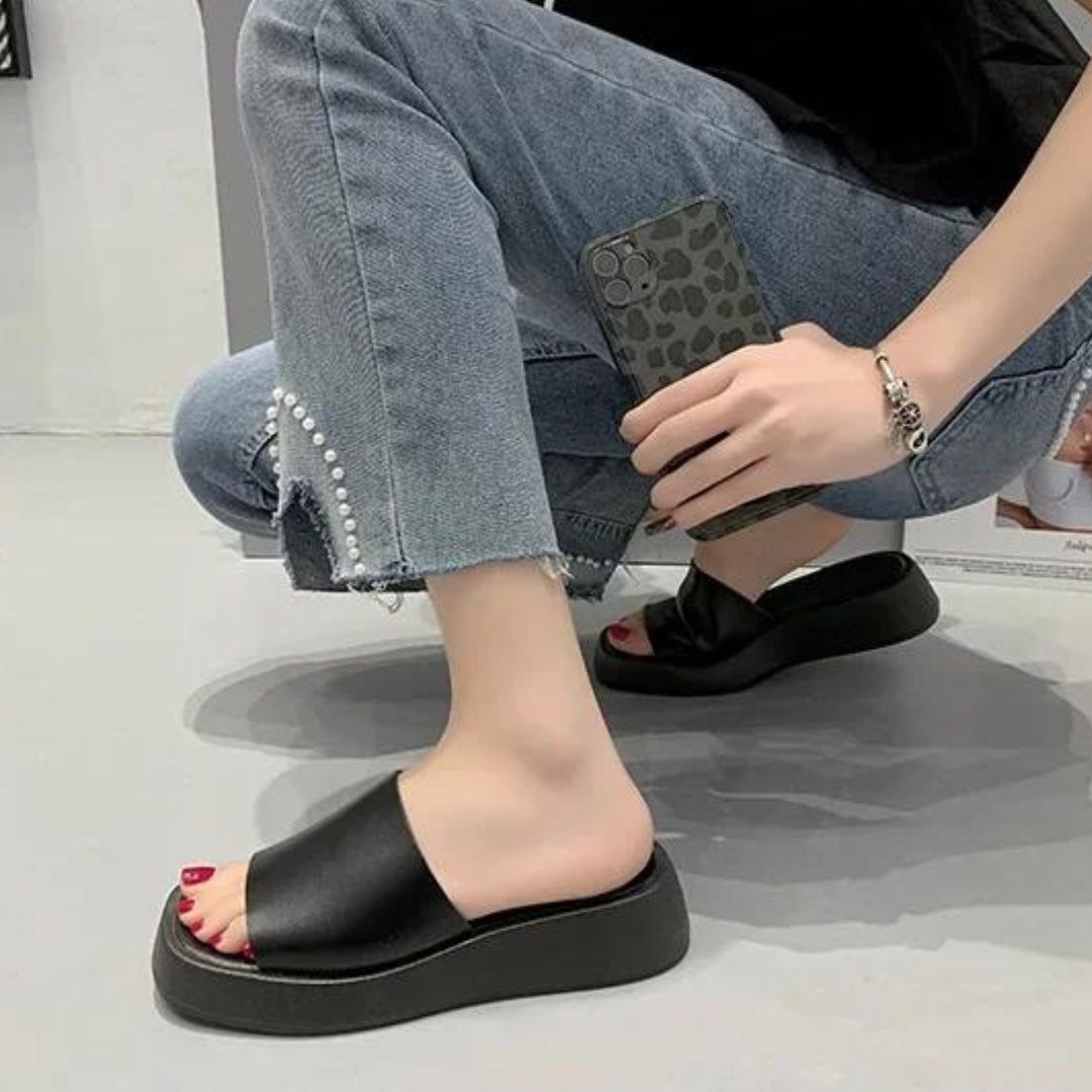 Minimalistiske slidesandaler med bred rem