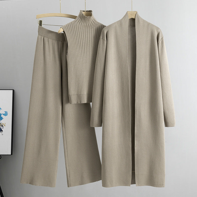 Vest, cardigan og bukse i strikk