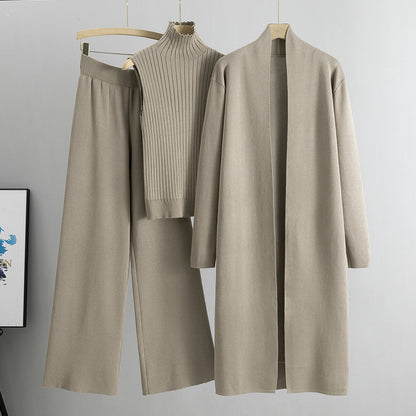 Vest, cardigan og bukse i strikk