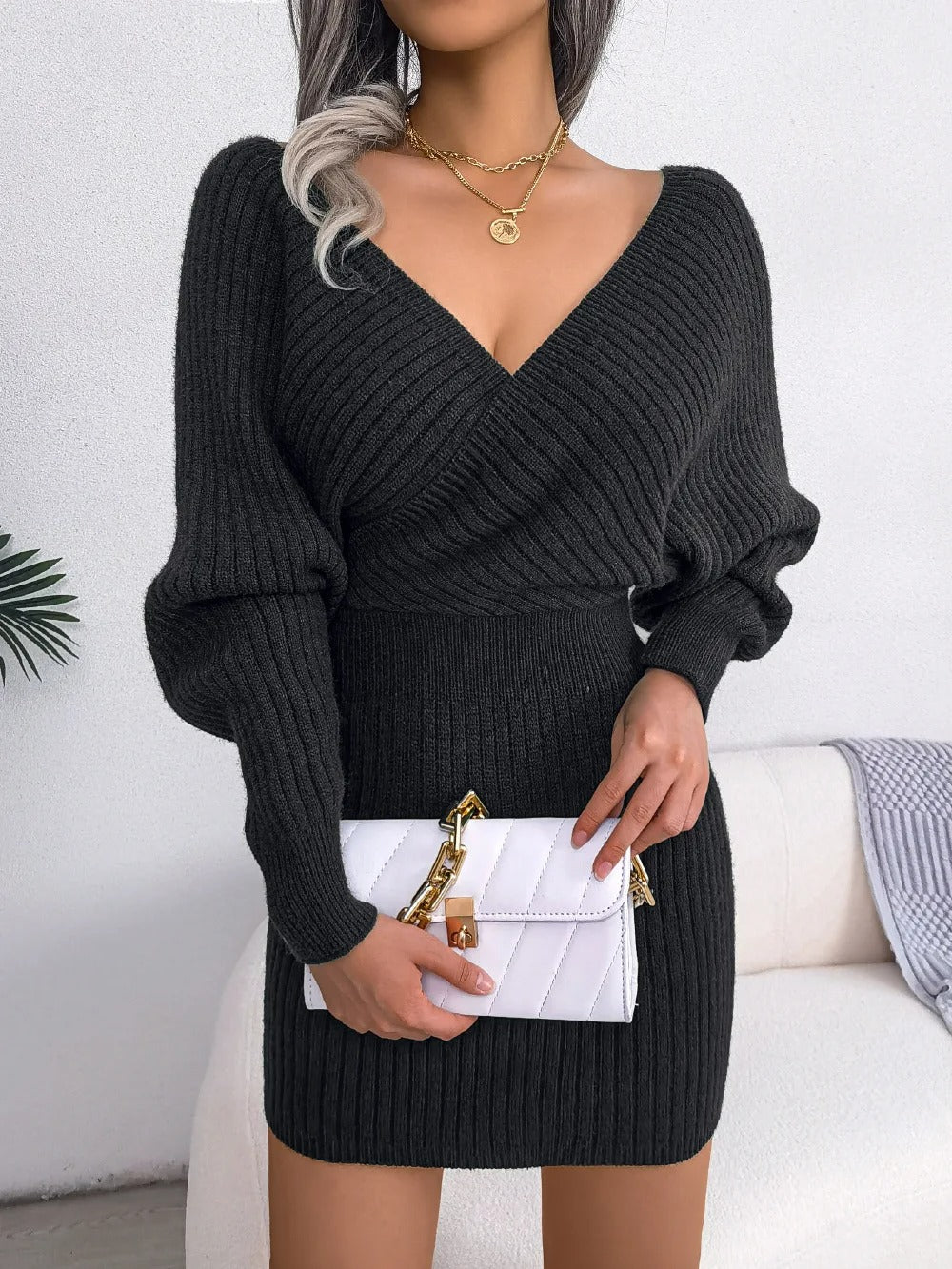 Sexy kjole med krysset V-hals og strikket off-shoulder