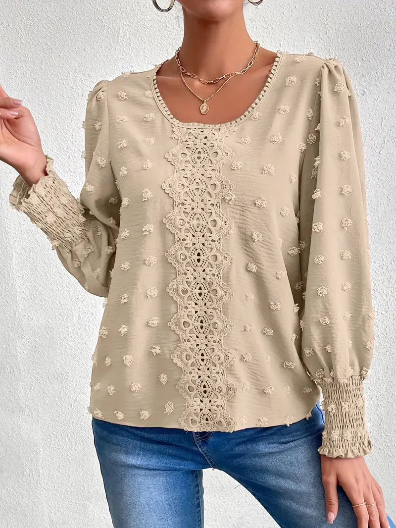 Elegant bluse med sveitsiske prikker og rund utringning
