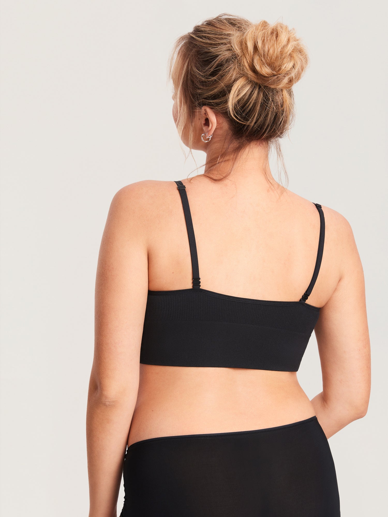 Ammebralette i ribbestrikk med V-hals – ammebh uten bøyle