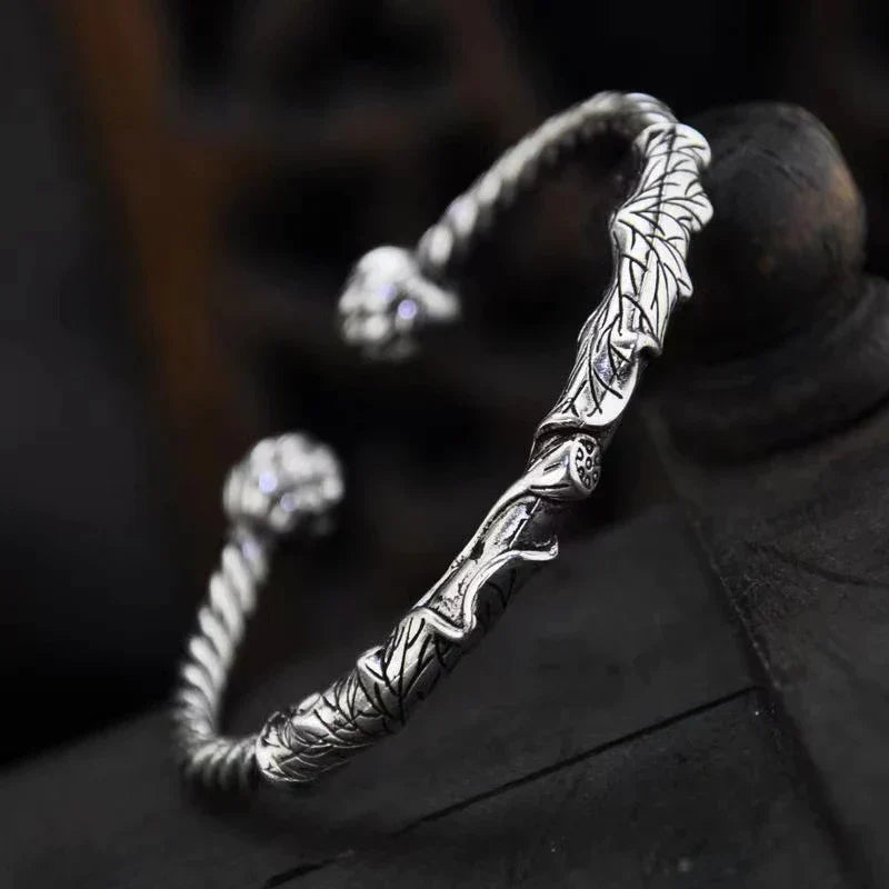 Håndlaget åpent armbånd med lotusdetaljer