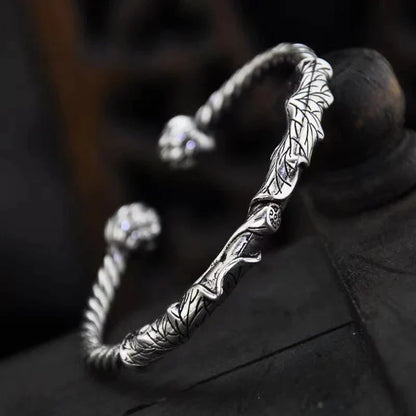 Håndlaget åpent armbånd med lotusdetaljer