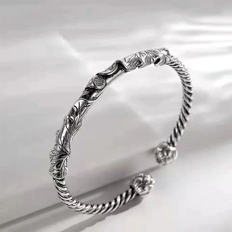 Håndlaget åpent armbånd med lotusdetaljer