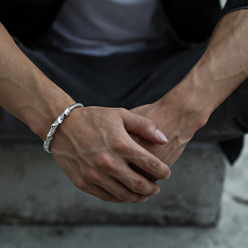Håndlaget åpent armbånd med lotusdetaljer