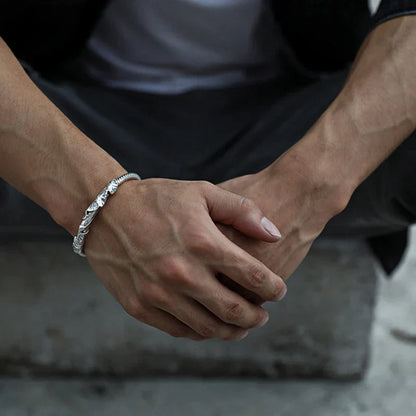 Håndlaget åpent armbånd med lotusdetaljer