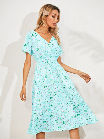 Elegant sommerkjole med blomstertrykk