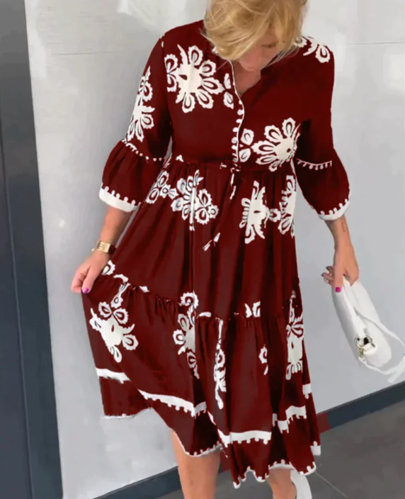 Elegant blomsterkjole med 3/4 ermer