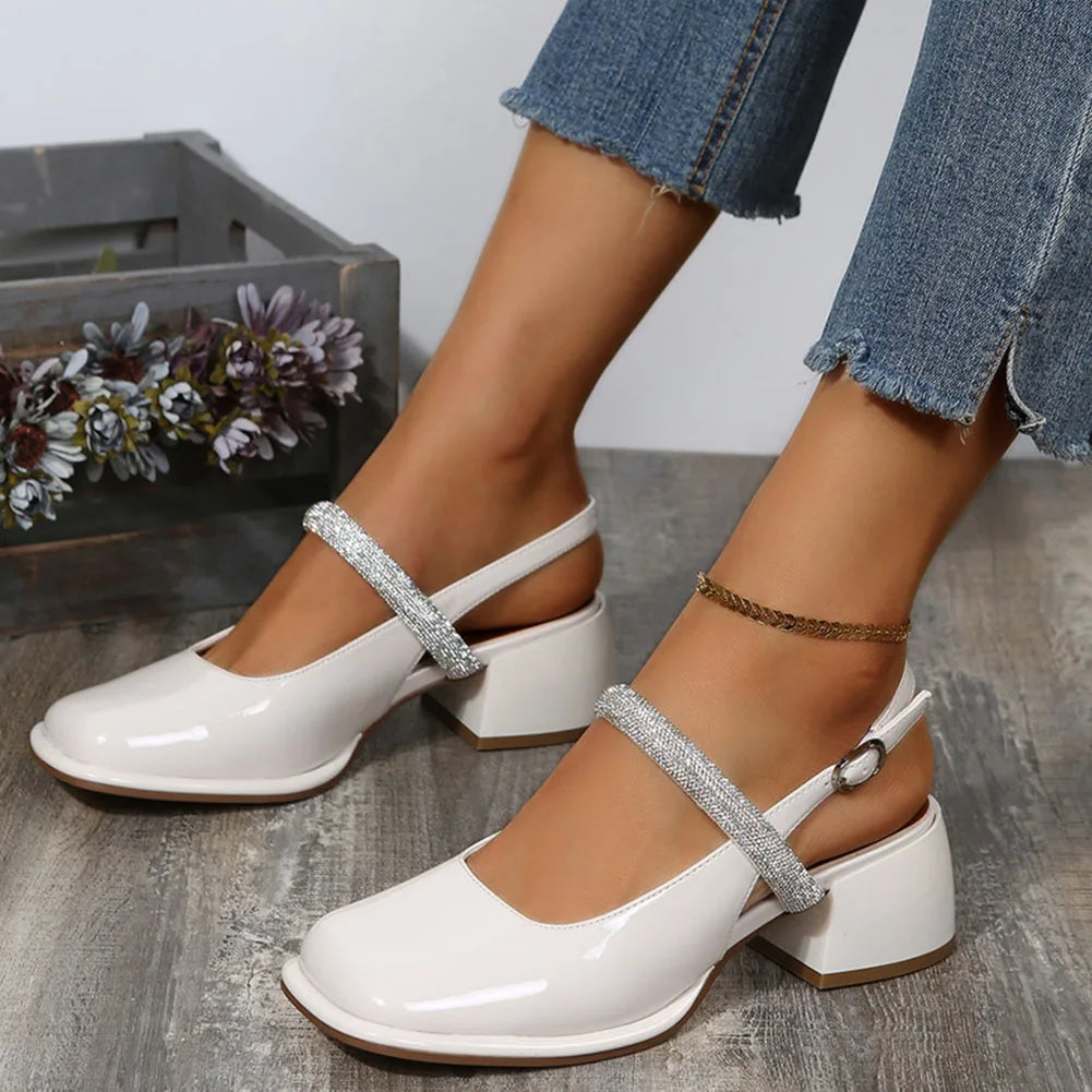 mary janes i lakk med glitrende remdetaljer
