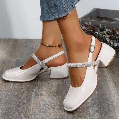 mary janes i lakk med glitrende remdetaljer