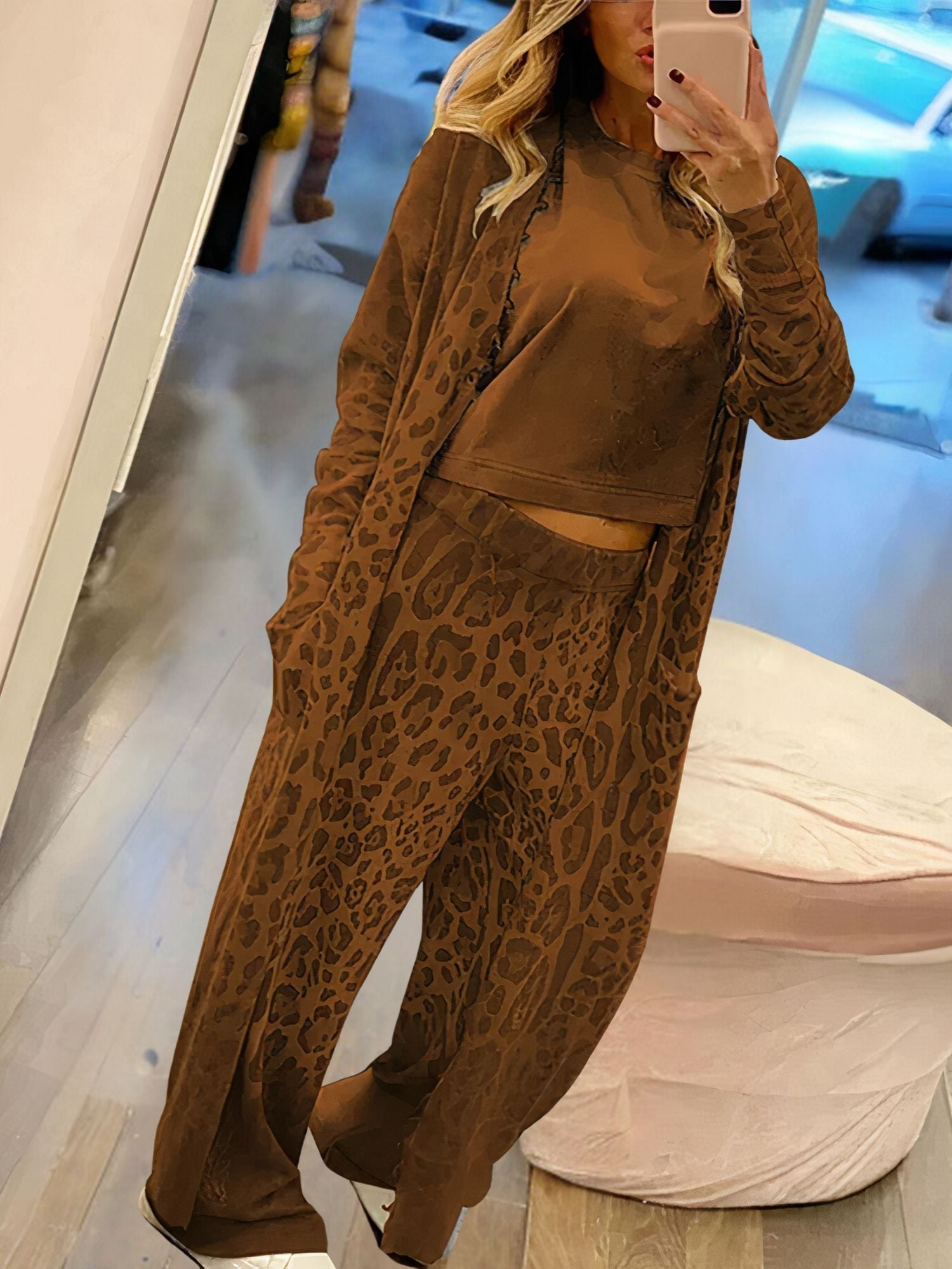 Sett med cardigan og bukse med leopardmønster