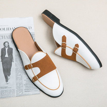 Moderne mules med spenner i tofarget look