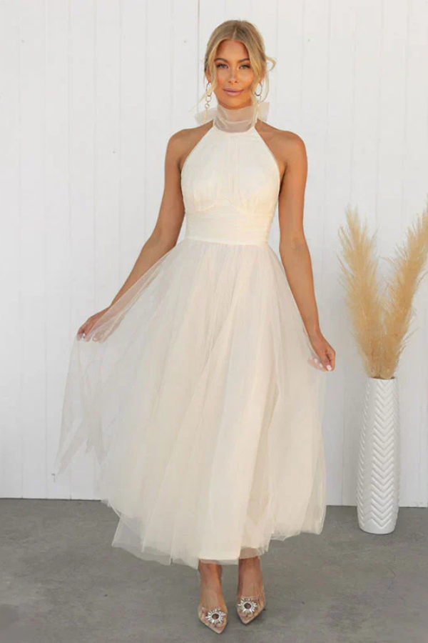 Celestia | A-formet midikjole i chiffonmesh med halterneck og rynket liv – Kremhvit
