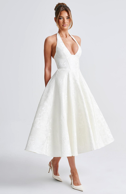 Celestine | A-formet midikjole i jacquard med dyp V-halterneck