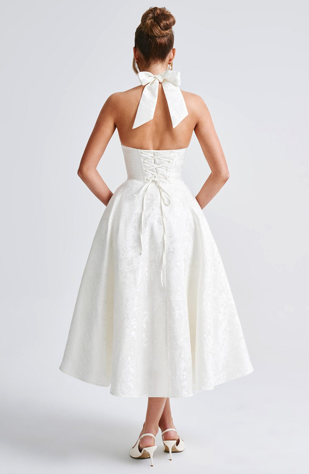 Celestine | A-formet midikjole i jacquard med dyp V-halterneck