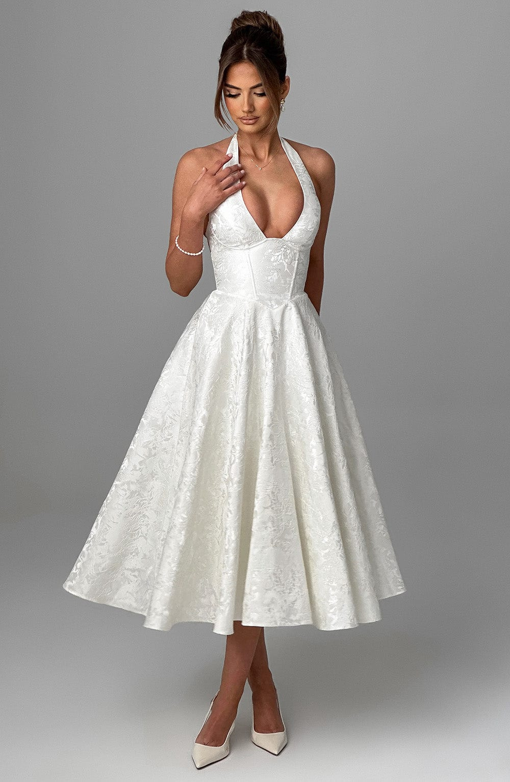 Celestine | A-formet midikjole i jacquard med dyp V-halterneck