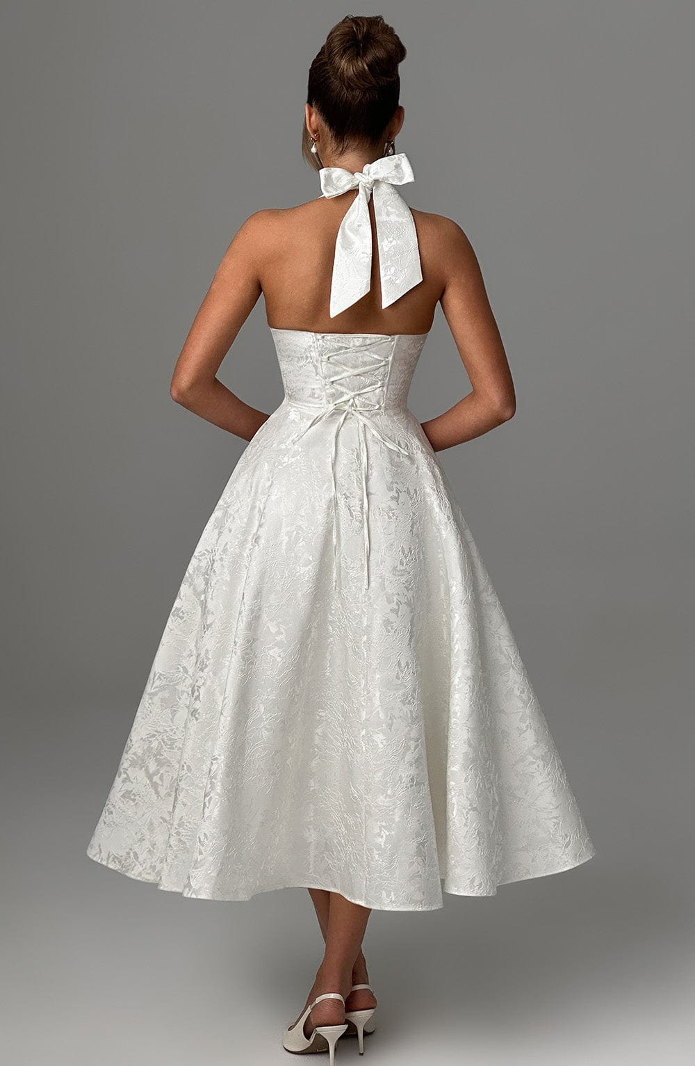 Celestine | A-formet midikjole i jacquard med dyp V-halterneck