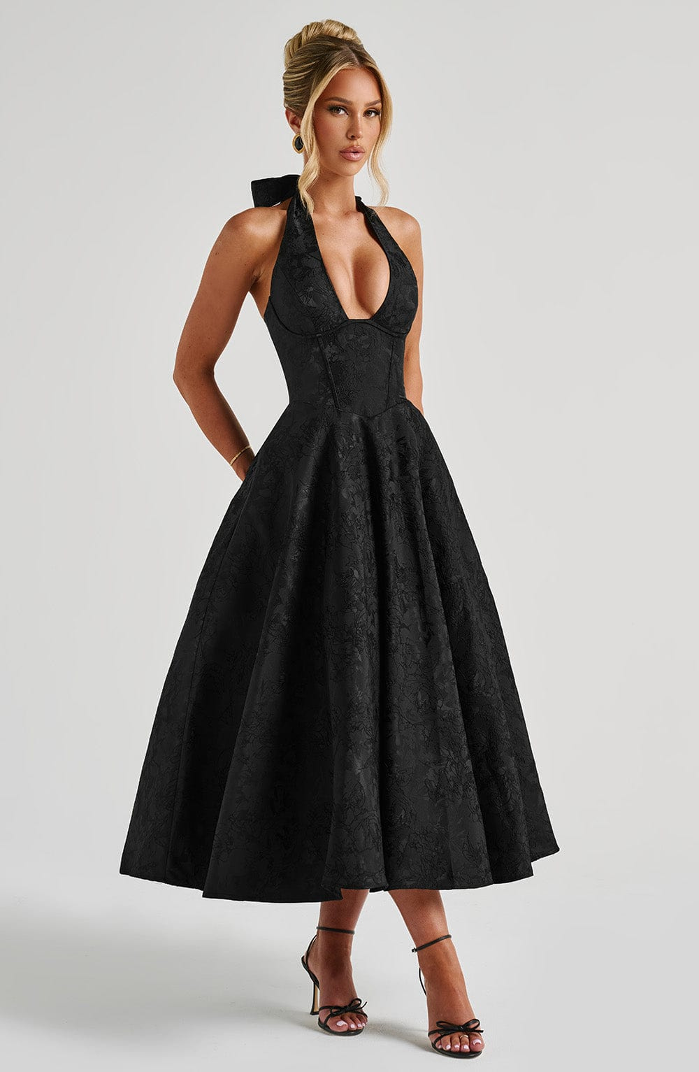 Celestine | A-formet midikjole i jacquard med dyp V-halterneck