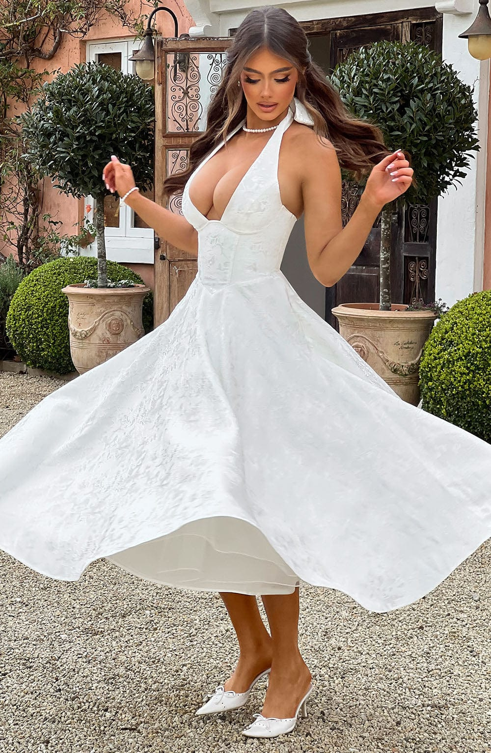 Celestine | A-formet midikjole i jacquard med dyp V-halterneck