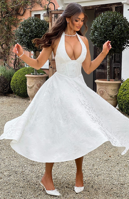Celestine | A-formet midikjole i jacquard med dyp V-halterneck