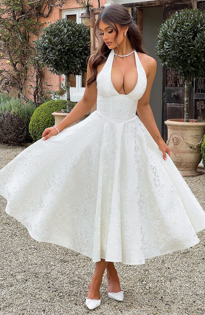 Celestine | A-formet midikjole i jacquard med dyp V-halterneck