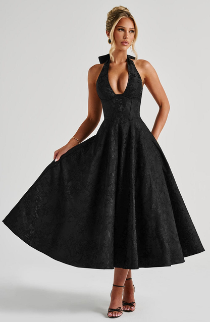 Celestine | A-formet midikjole i jacquard med dyp V-halterneck