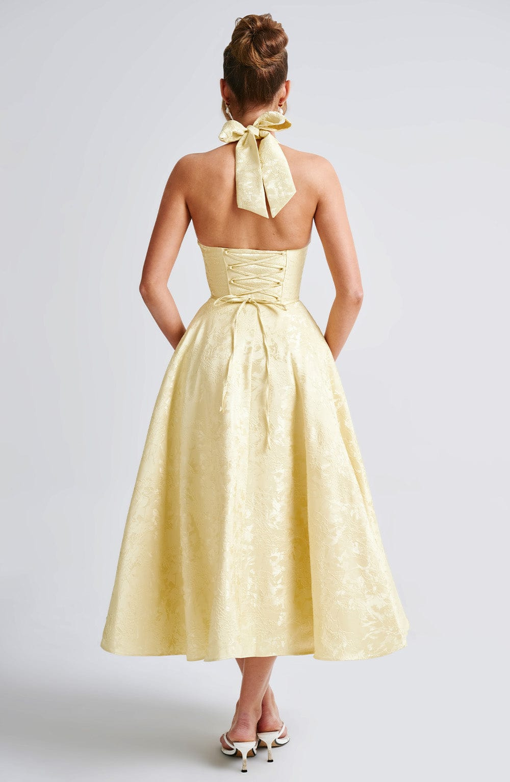 Celestine | A-formet midikjole i jacquard med dyp V-halterneck