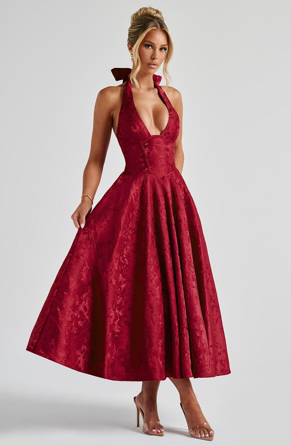 Celestine | A-formet midikjole i jacquard med dyp V-halterneck