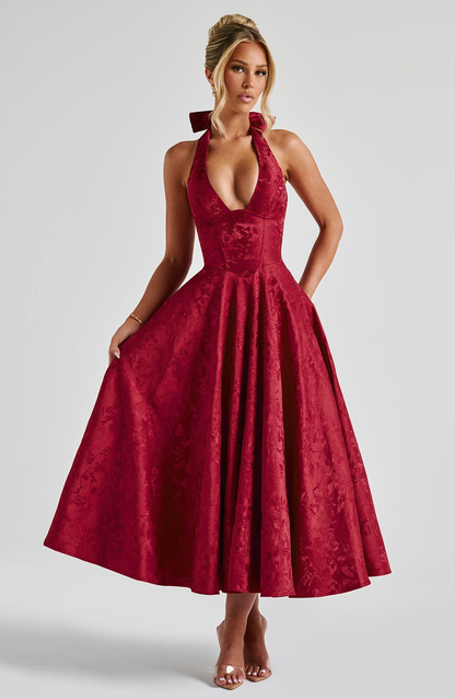 Celestine | A-formet midikjole i jacquard med dyp V-halterneck