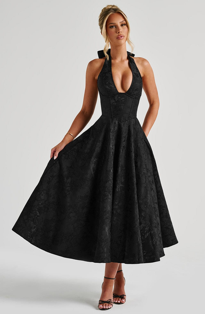 Celestine | A-formet midikjole i jacquard med dyp V-halterneck
