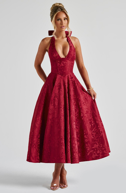 Celestine | A-formet midikjole i jacquard med dyp V-halterneck