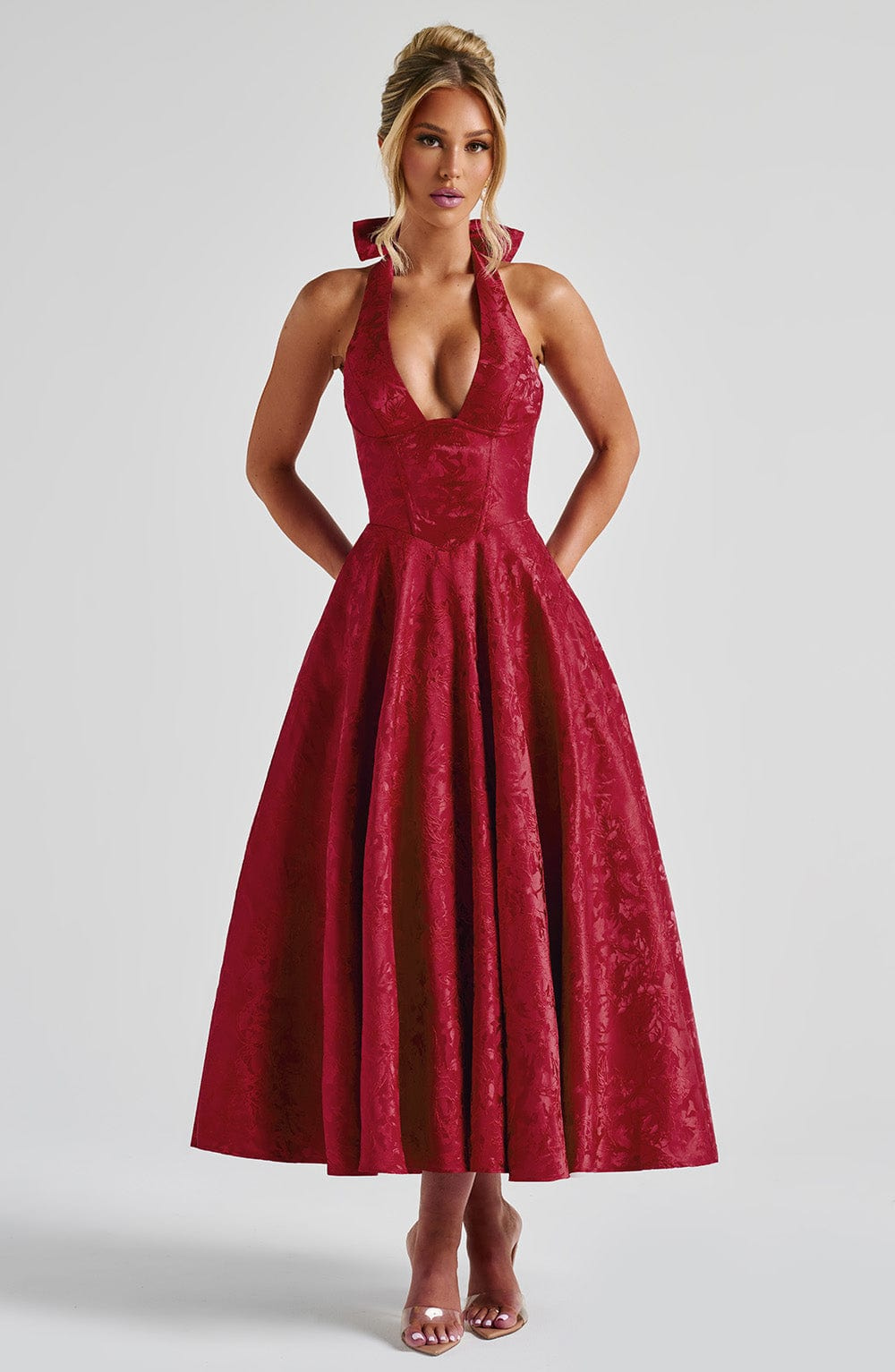 Celestine | A-formet midikjole i jacquard med dyp V-halterneck