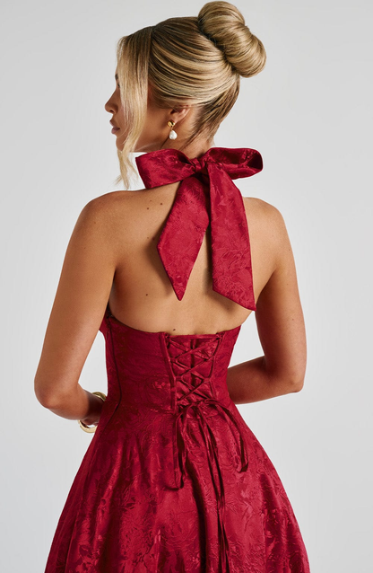 Celestine | A-formet midikjole i jacquard med dyp V-halterneck