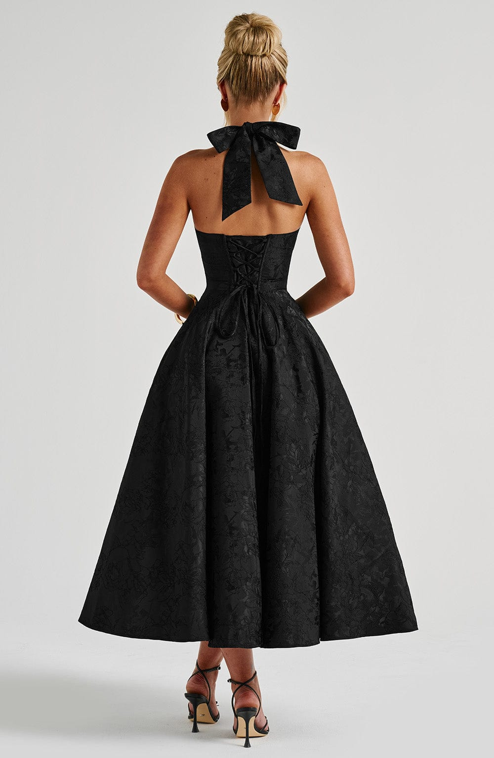 Celestine | A-formet midikjole i jacquard med dyp V-halterneck