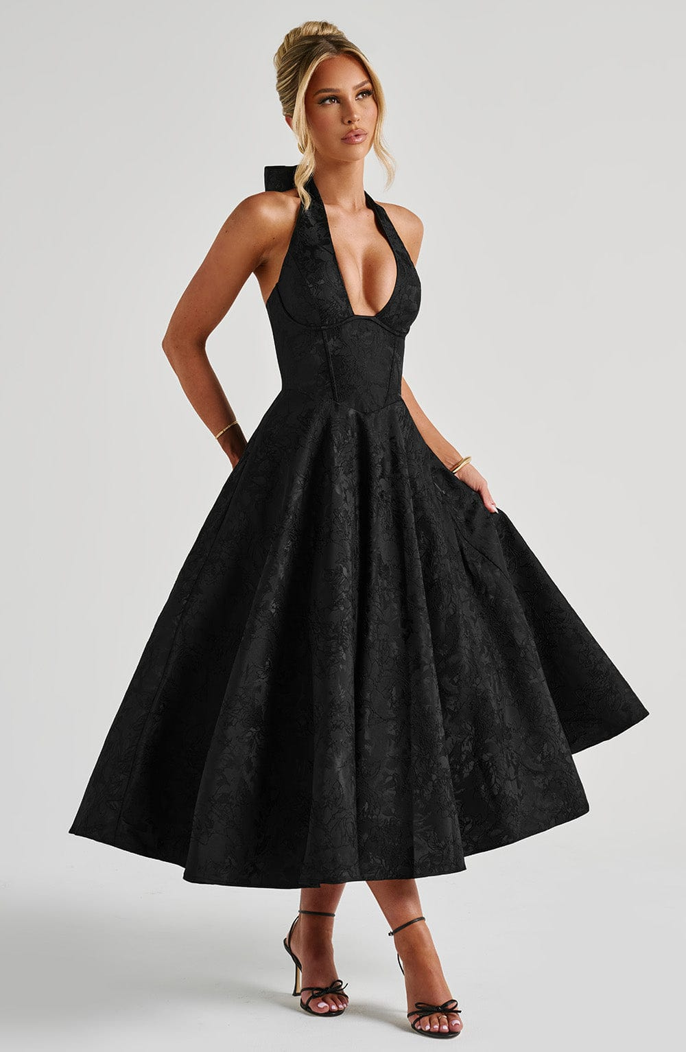Celestine | A-formet midikjole i jacquard med dyp V-halterneck – Svart