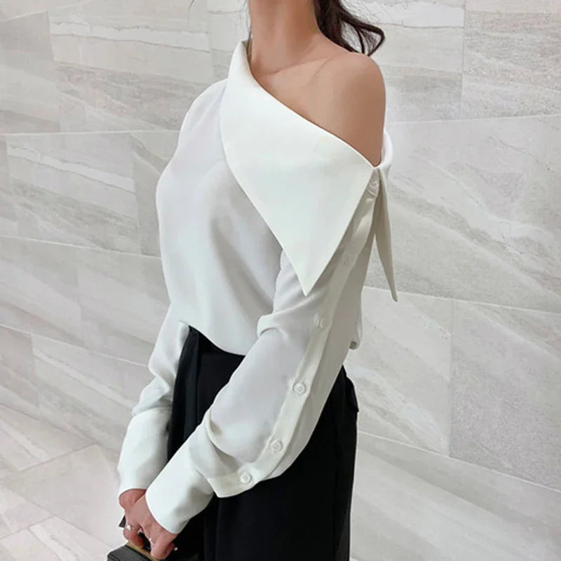 Elegant bluse for kvinner med asymmetrisk krage
